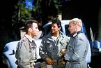 Montgomery Clift, Dean a Marlon Brando ve válečném filmu Mladí lvi (1958).