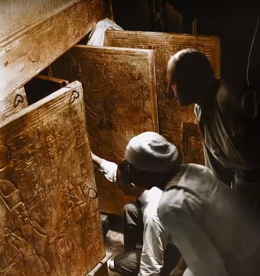 Howard Carter, Arthur Callender a Egypťan otevírají dveře do hrobky.