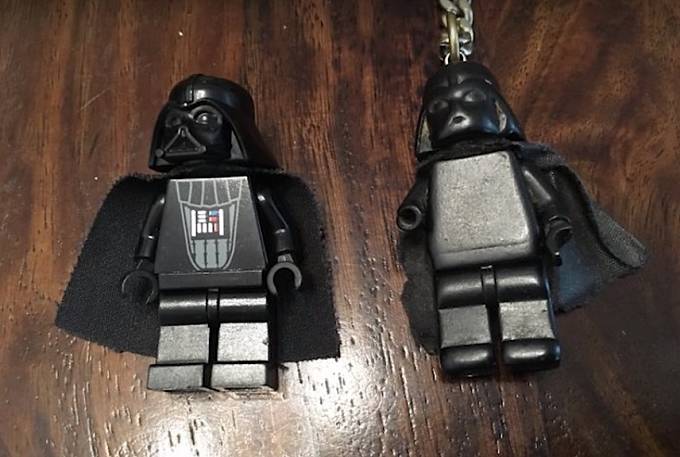 Klíčenka lego Darth Vadera, která byla v kapse přes tři roky a její nový náhradník. 