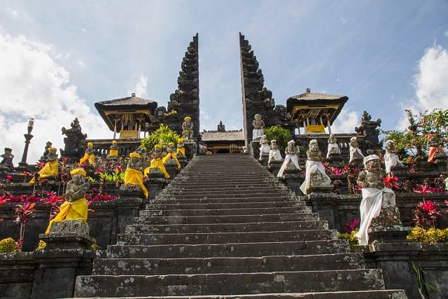 Slavný komplex třiadvaceti chrámů Pura Besakih