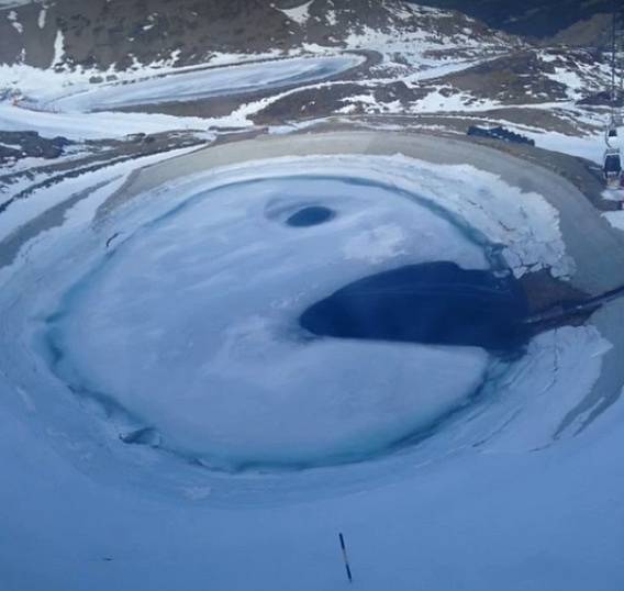 Jezero zamrzlé tak, že připomíná Pac Mana.