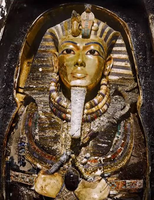 První fotka posmrtné Tutanchamonovy masky. 