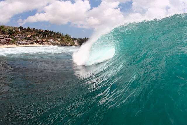 Nádherné pobřeží a divoké vlny jsou jedněmi z mnoha lákadel ostrova Bali.