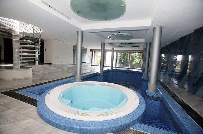 Krejčíř si užíval například luxusní vnitřní bazén.