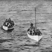 První záchranné čluny, které připluly k lodi Carpathia.