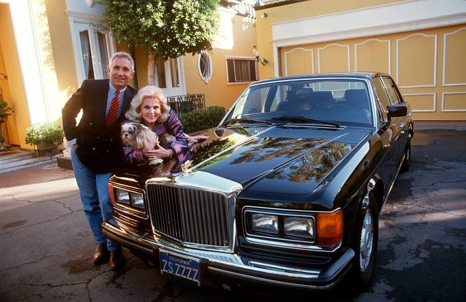 Od roku 1986 žije s Frérédikem Prinzem von Anhalt. Luxus jim nechybí. Všimněte si Rolls Royce se speciální značkou. 