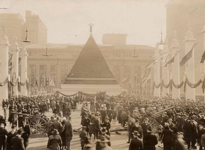 Pyramida z helem německých vojáků. Američani ji udělali uprostřed ulice v New Yorku, aby tak oslavili své vítězství nad německou nadvládou. 
