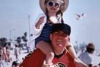 35 let: S dcerou Jennifer na pláži. John si tam vyrazil v hokejovém dresu. 