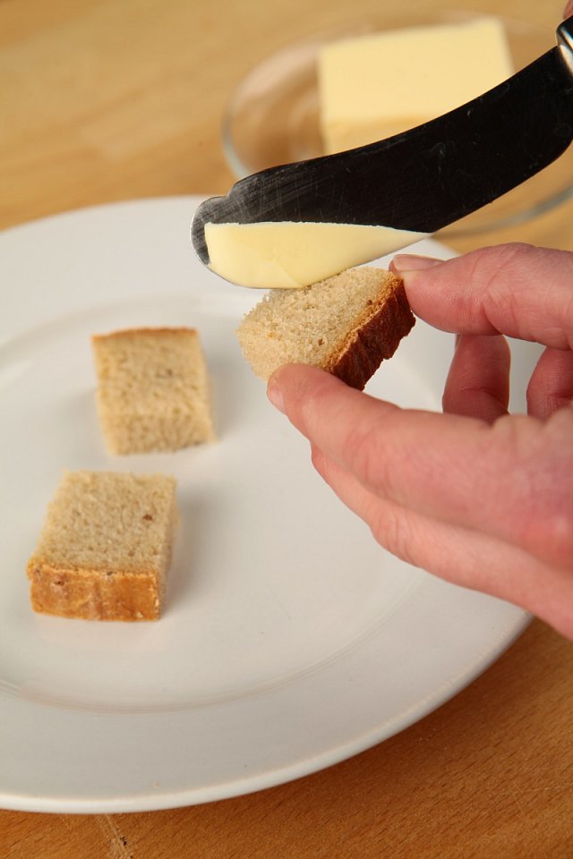 Nakrájené kousky natřete máslem.