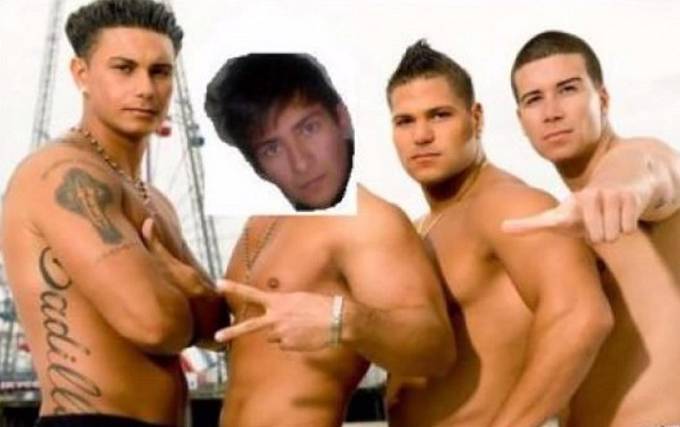 Boyband jak přišitý. 