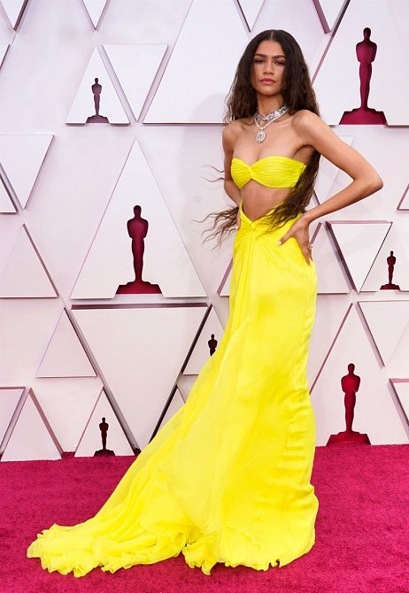 Zendaya oblékla kanárkově žluté šaty značky Valentino. 