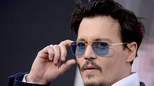 Johnny Depp se v úchylkách přímo vyžívá.