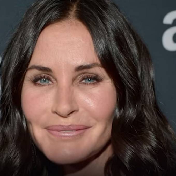 Courteney Cox byla jednu dobu posedlá plastikami. Když skoro přestala ovládat mimické svaly, rozhodla se, že si silikon z obličeje nechá vyndat.