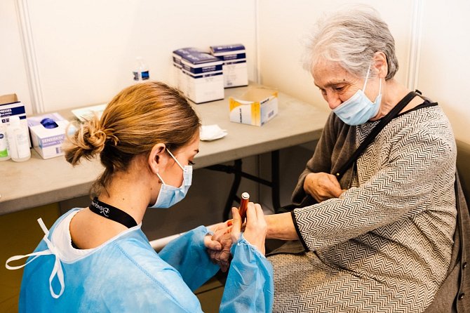 Od pondělí se mohou na očkování hlásit lidé nad 60 let