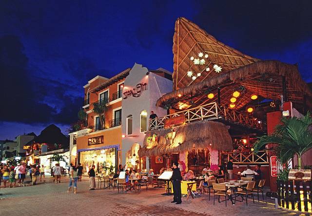 Město Playa del Carmen v noci žije...