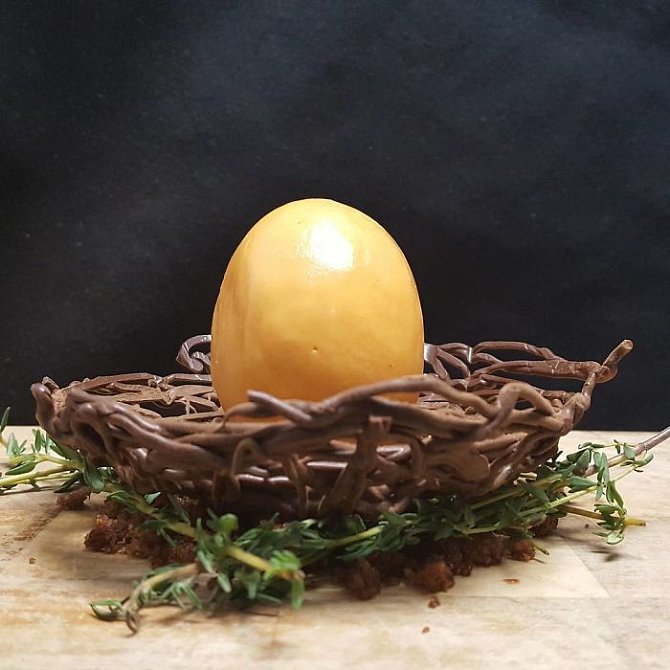 Vajíčko v hnízdě. Vaječný likér a čokoládové větvičky.