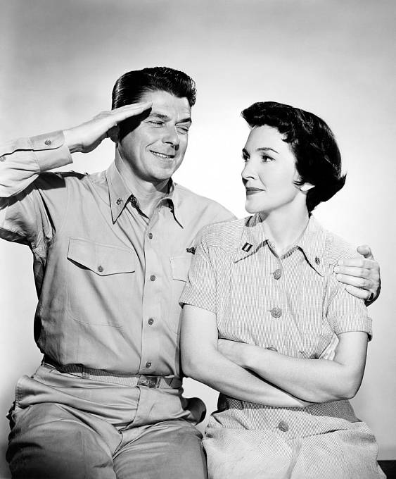 S Nancy Davisovou v dramatu Hellcats of the Navy (1957)