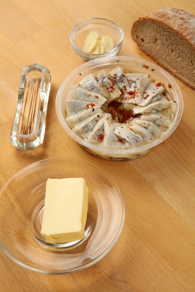 Na jednohubky Haliny Pawlowské si vystačíte s málem - stačí chleba, máslo, nakládaný sleď a česnek.