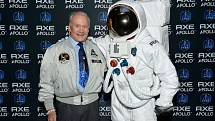 Buzz Aldrin, legendární astronaut a druhý muž, který stanul na Měsíci, soukromým letům do vesmíru fandí.