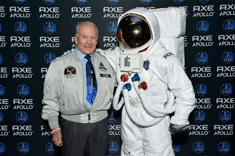 Buzz Aldrin, legendární astronaut a druhý muž, který stanul na Měsíci, soukromým letům do vesmíru fandí.