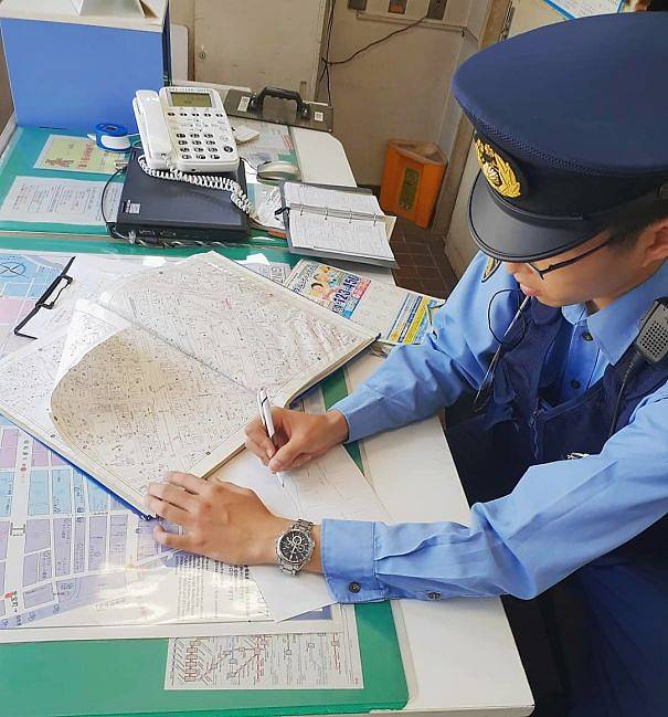 Japonští policisté vám nejenom poradí kudy kam, dokonce nakreslí mapičku