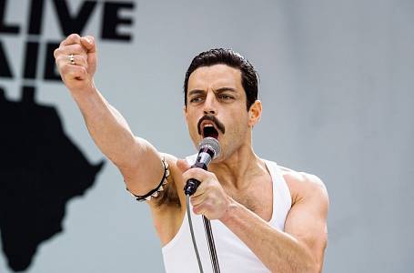 Herec Rami Malek ve filmu Bohemian Rhapsody