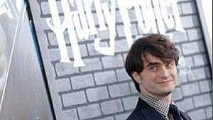 Daniel Radcliffe pózuje na premiéře předposledního snímku potterovské série.