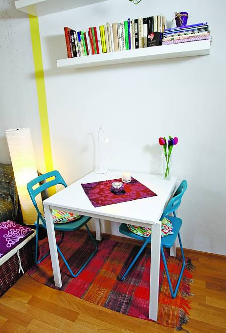 Malý jídelní stolek může s vhodnou dekorací působit romanticky.