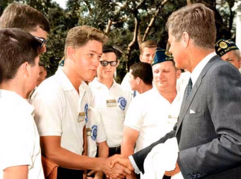 1963 - J. F. Kennedy si podává ruku s mladým Billem Clintonem při návštěvě univerzity.