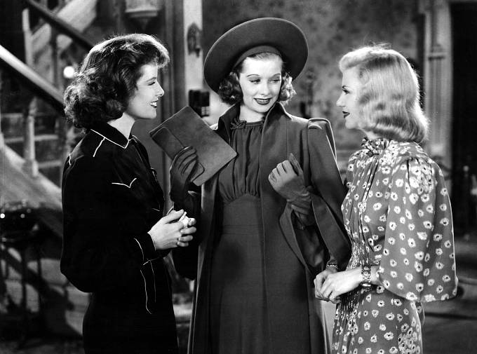 Drama Motýl vzlétl k záři (1937). Zleva: Katharine Hepburnová, Lucille a Ginger Rogersová. 