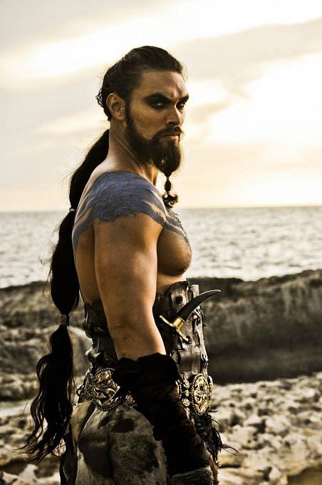 Khal Drogo. Zemřel v 1. sérii. Příčina: Udušen Daenerys