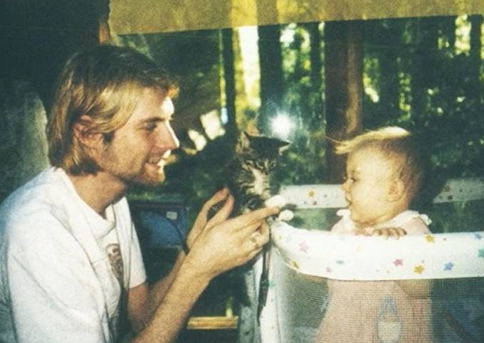 Kurt Cobain se svou malou dceruškou. 