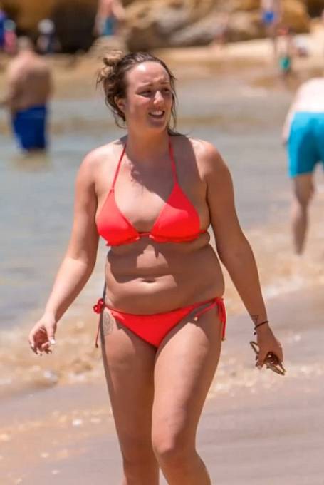 Charlotte Crosby je sice vcelku štíhlá, ale na bikini to zkrátka není.