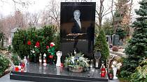 Fanoušci mohou zavzpomínat na nedožité 82. narozeniny Karla Gotta u jeho hrobu na pražských Malvazinkách.