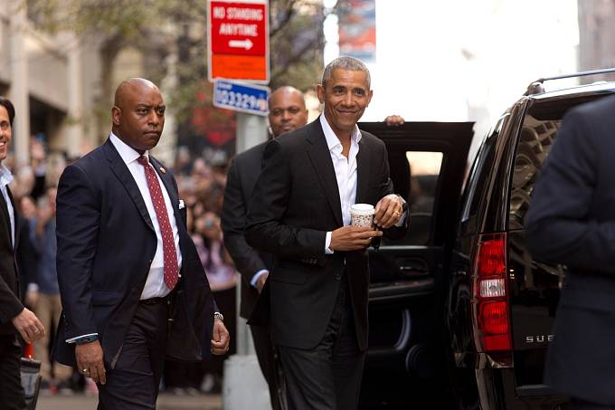 Barack Obama je po skončení prezidentování viditelně uvolněnější.