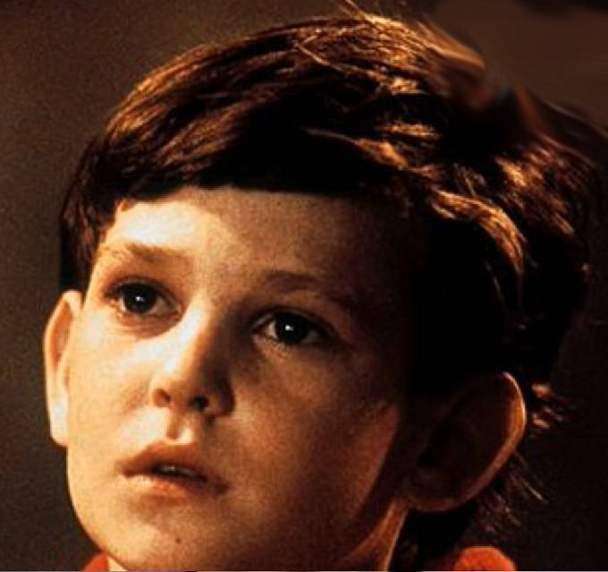 Elliott je nejdůležitější postava celého filmu, malý chlapec, který mimozemšťana objeví a přivede do svého domova. Také mu ukazuje veškeré výdobytky naší civilizace.