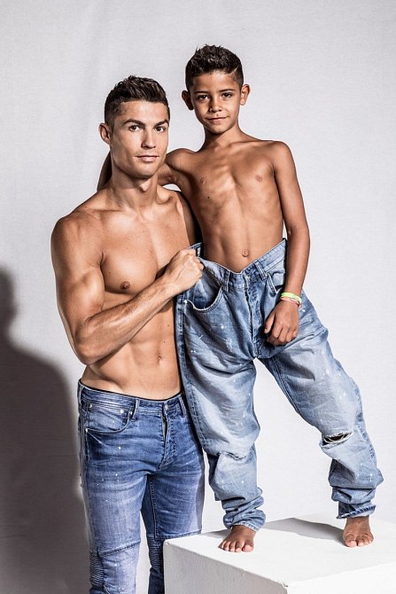 Cristiano Ronaldo se synem Cristianem Ronaldem juniorem. 