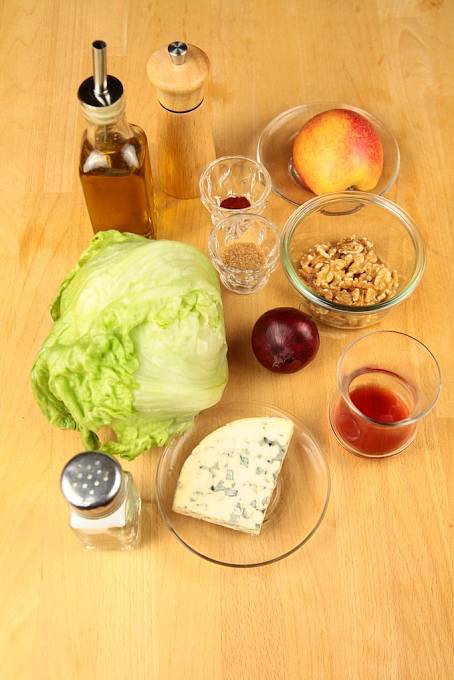 Ingredience, co budete potřebovat na výrobu salátu.