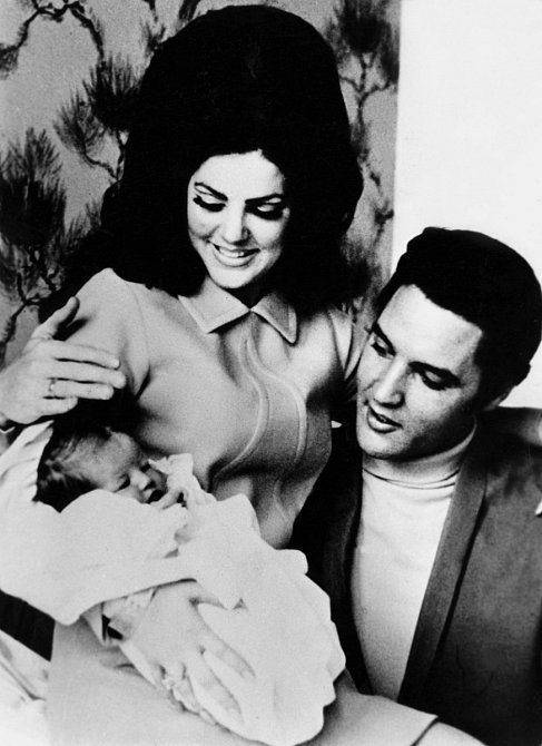 Elvis Presley s dcerou Lisou Marií po narození.