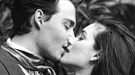 Johnny Depp a Winona Ryder se líbají, 1991.
