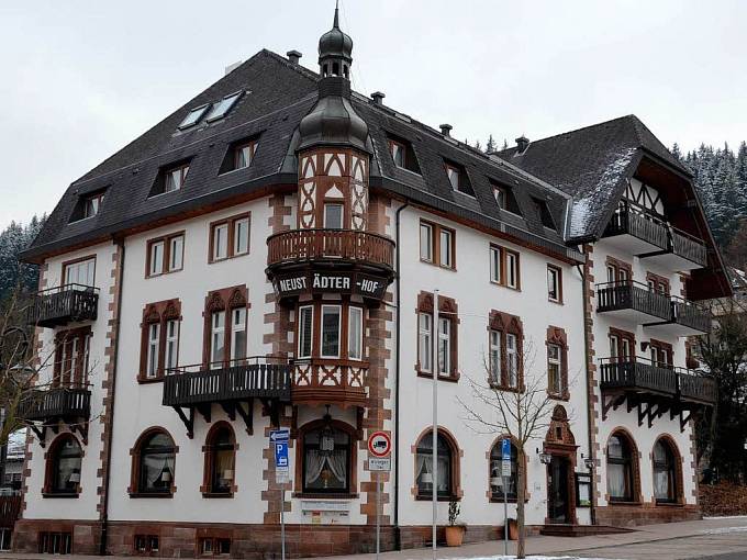 Hotel z roku 1899 ve Schwarzwaldu byl Eddiho velkou láskou. Nakonec o něj přišel. 