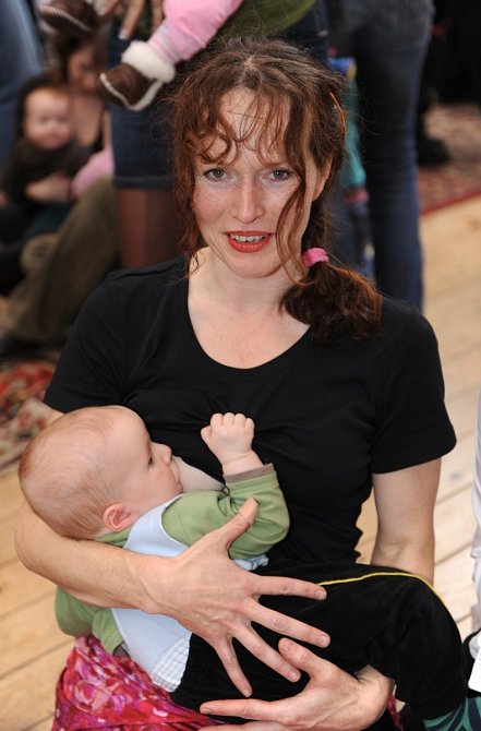 Sára Saudková vystupuje veřejně "pro" kojení na veřejnosti.