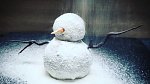 Sněhulák pod vrstvou sněhu z moučkového cukru skrývá mrkvovou pochoutku.
