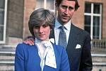Zásnubní portrét. Poprvé princezna Diana potkala prince Charlese, když jí bylo šestnáct let. Vzali se v roce 1981, tehdy bylo Dianě dvacet. I když na oficiálních portrétech se zdá být princ Charles vyšší, ve skutečnosti měli stejnou výšku.