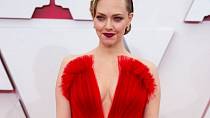 Amanda Seyfried oblékla princeznovské šaty rudé barvy z módního domu Armani Privé.