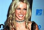 Tyhle zvláštně zvlněné vlasy Britney Spears