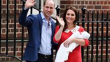 Starší syn prince Charlese a princezny Diany, princ William s chotí Kate. V současnosti používají tituly vévody a vévodkyně z Cambridge. Kate je velmi často srovnávaná se svojí zesnulou tchýní. Stejně jako ona je mezi Brity velmi populární.