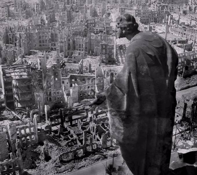 Po konci války zůstalo mnoho měst rozbombardovaných. Jedno z nich byly i Drážďany, které utrpěly mnohačetné ztráty nejen na životech, ale také jako město. Zničen byl nespočet budov. 