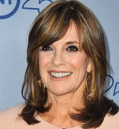 Herečka Linda Gray koketovala s kamerou již dříve, ale teprve role v Dallasu jí přinesla kýženou slávu a uznání. Po seriálu se tu a tam ještě někde objevila, ale spíše se vrhla do světa modelingu jako porotkyně série Modelky s.r.o. Také se věnuje charitě.