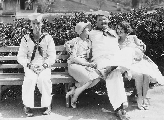 Plačící Laurel, spokojený Hardy. Záběr z grotesky Men O´War (1929).